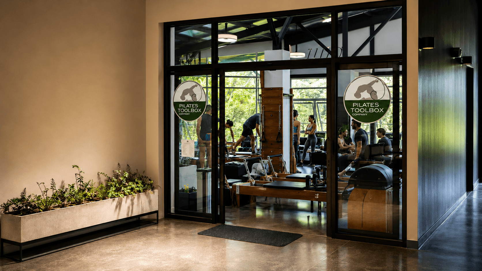 Entrada de Pilates Toolbox Company en Plaza Koros, Santa Ana